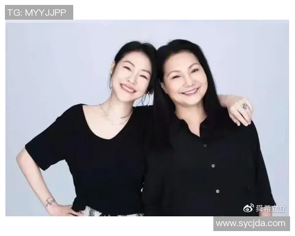 足球明星与母亲温馨合影展现亲情与奋斗背后的故事